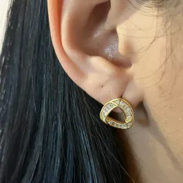 Brinco Triangulo Vazado Zircônia