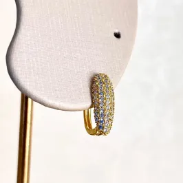 Brinco Argolinha Oval Cravejada