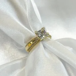 Anel Solitário Quadrado Cravejado