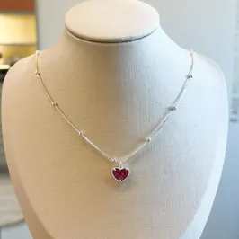 Colar Bolinhas com Coração Vermelho