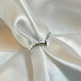 Anel V com Três Zircônias