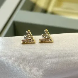 Brinco Triângulo com Uma Zircônia