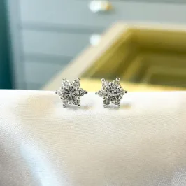 Brinco Flor com Ponto de Luz