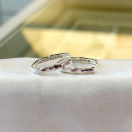 Brinco Argolinha Orgânico Cravejado Interno