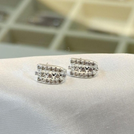 Brinco Triplo Cravejado com Três Zircônias no Centro