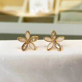 Brinco Flor Pétalas Brancas e Zircônia