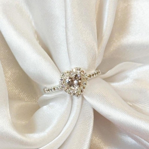 Anel Solitário Coração com Borda Cravejada