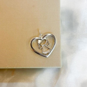 Pingente Menina Coração