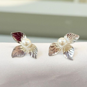 Brinco Meia Folha com Pérola