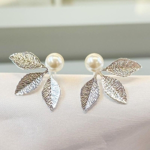 Brinco Três Folhas com Pérola