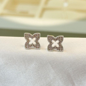 Brinco Trevo Vazado no Centro