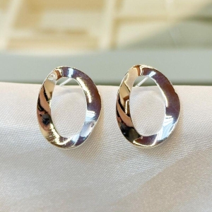 Brinco Oval Ondulado Vazado