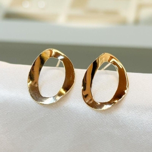 Brinco Oval Ondulado Vazado