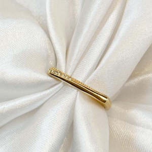 Anel Reto Detalhe Cravejado