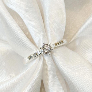 Anel Solitário Aro Cravejado