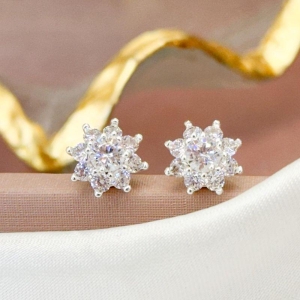 Brinco Flor Incolor Cravejada