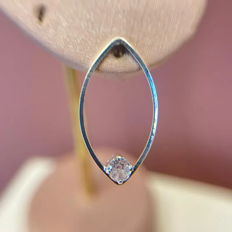 Brinco Oval com Zircônia