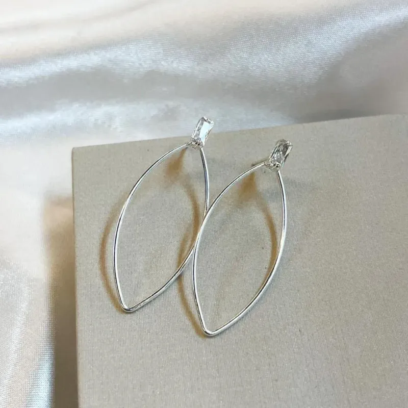 Brinco Oval Pendurado com Zircônia