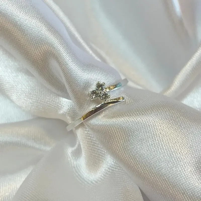 Anel Flor com Três Zircônias