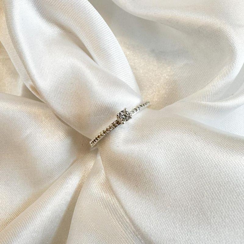 Anel Solitário Aro Cravejado