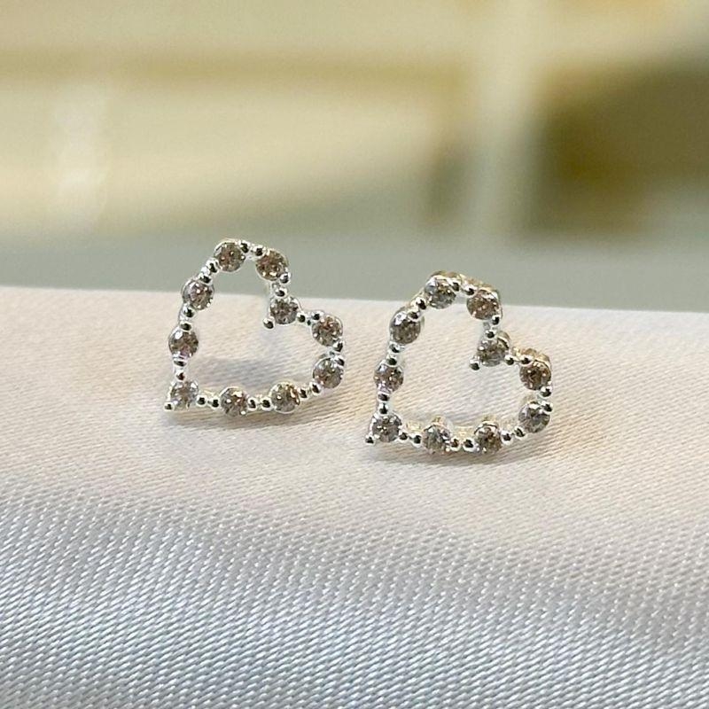 Brinco Coração Vazado Pontinhos M