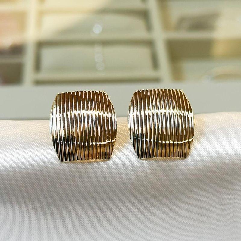 Brinco Quadrado Oval Listras