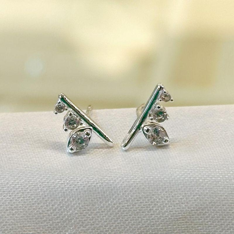 Brinco Reto com Três Zircônias