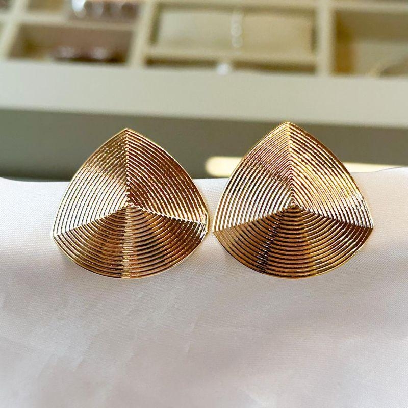 Brinco Triângulo Oval Listras