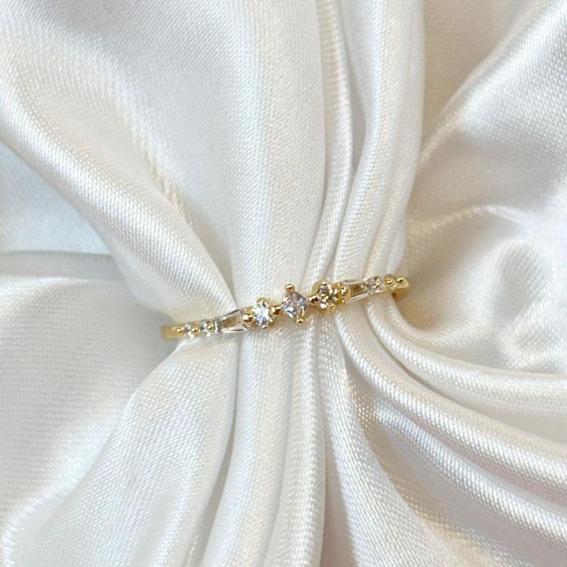 Anel Cravejado com Três Zircônias