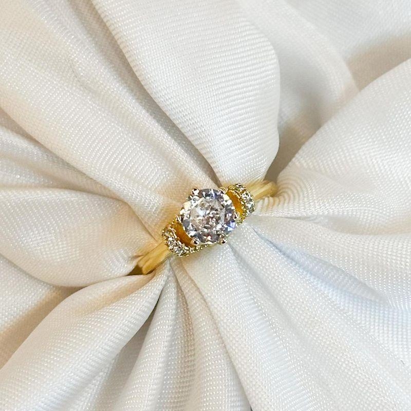 Anel Solitário Borda Cravejada