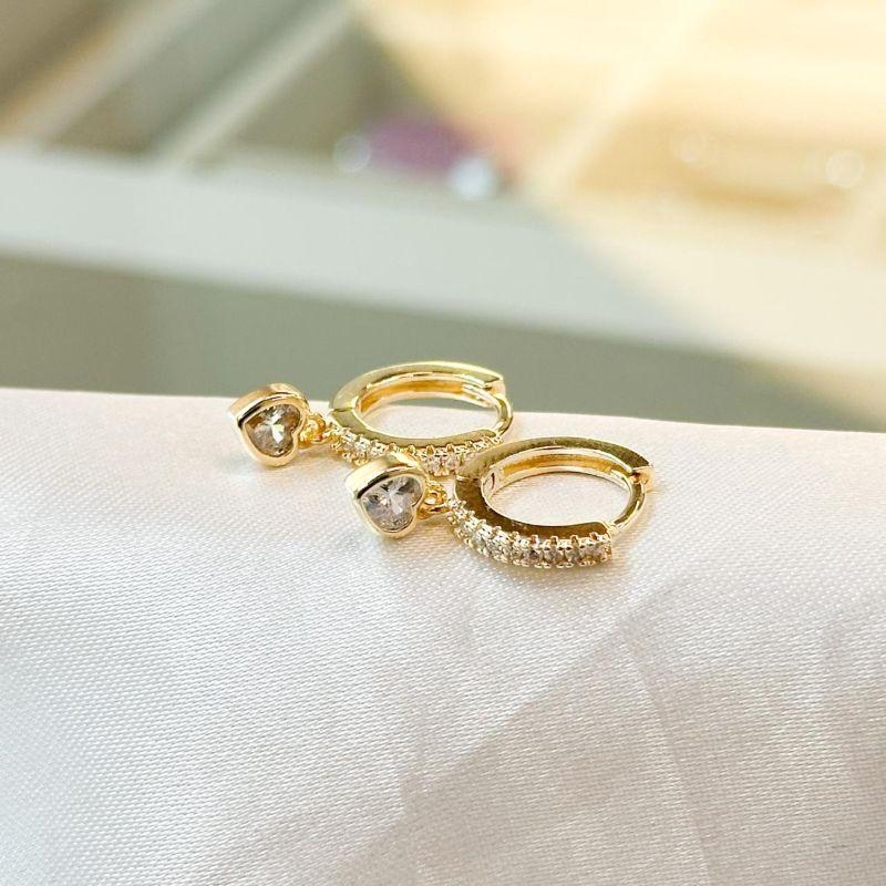 Brinco Argolinha Cravejada Coração Pendurado