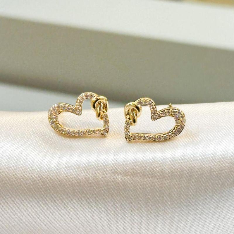 Brinco Coração Cravejado Nó Liso