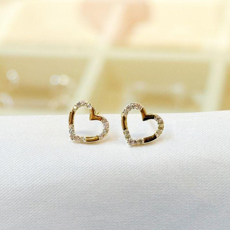 Brinco Coração Vazado Cravejado e Liso