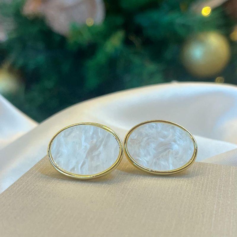 Brinco Madrepérola Oval Borda Dourada