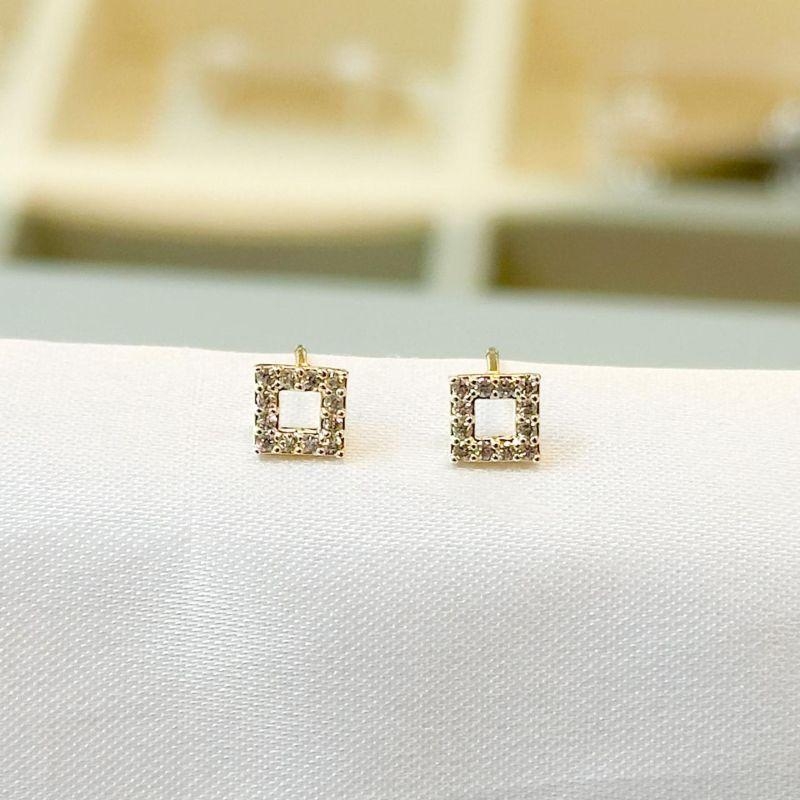 Brinco Quadradinho Vazado Cravejado