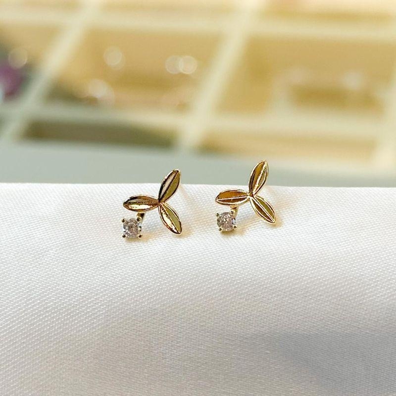 Brinco Três Pétalas com Uma Zircônia