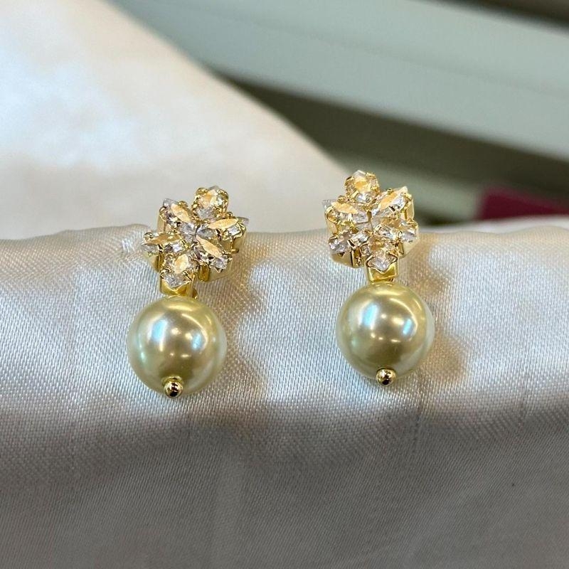 Brinco Folha Zircônia e Pérola Pendurada