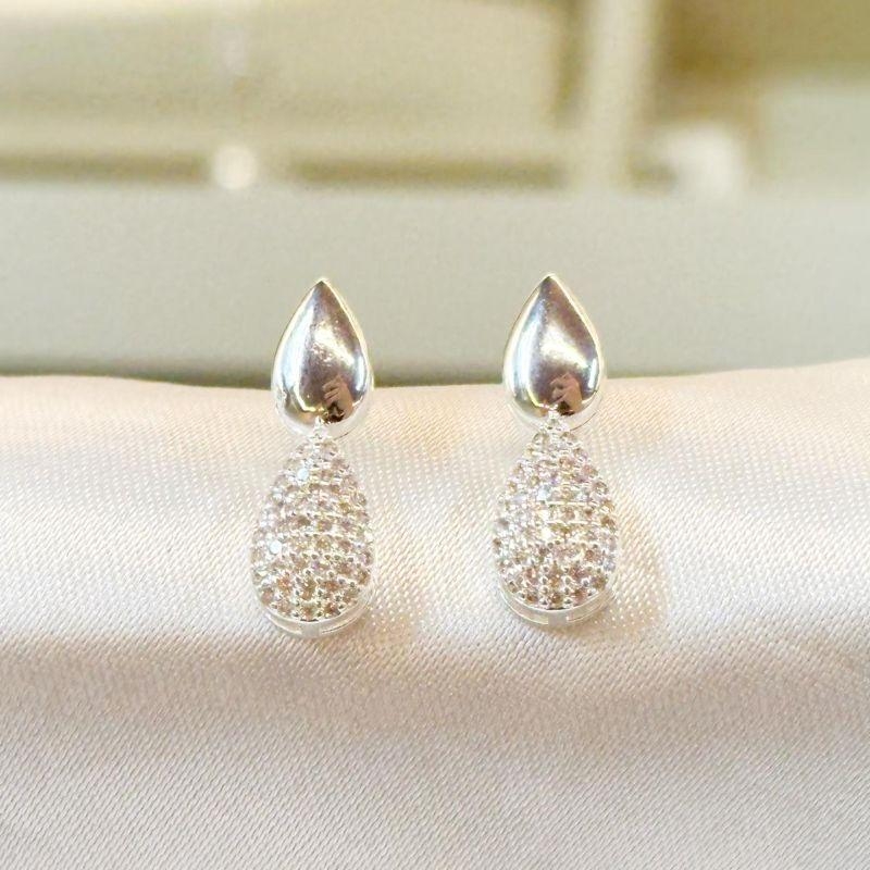 Brinco Gota Lisa e Cravejada