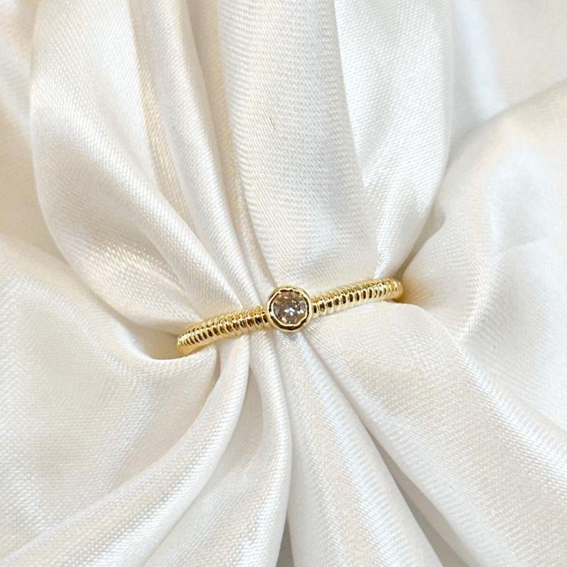 Anel Solitário Redondo Aro Trabalhado