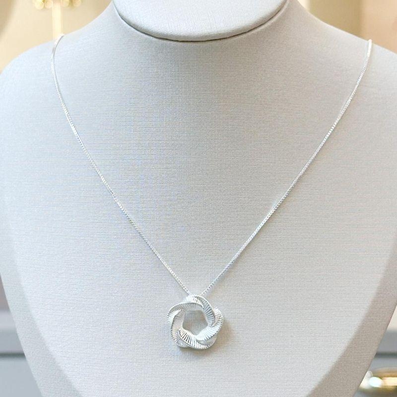 Colar Pingente Circulo Torcido