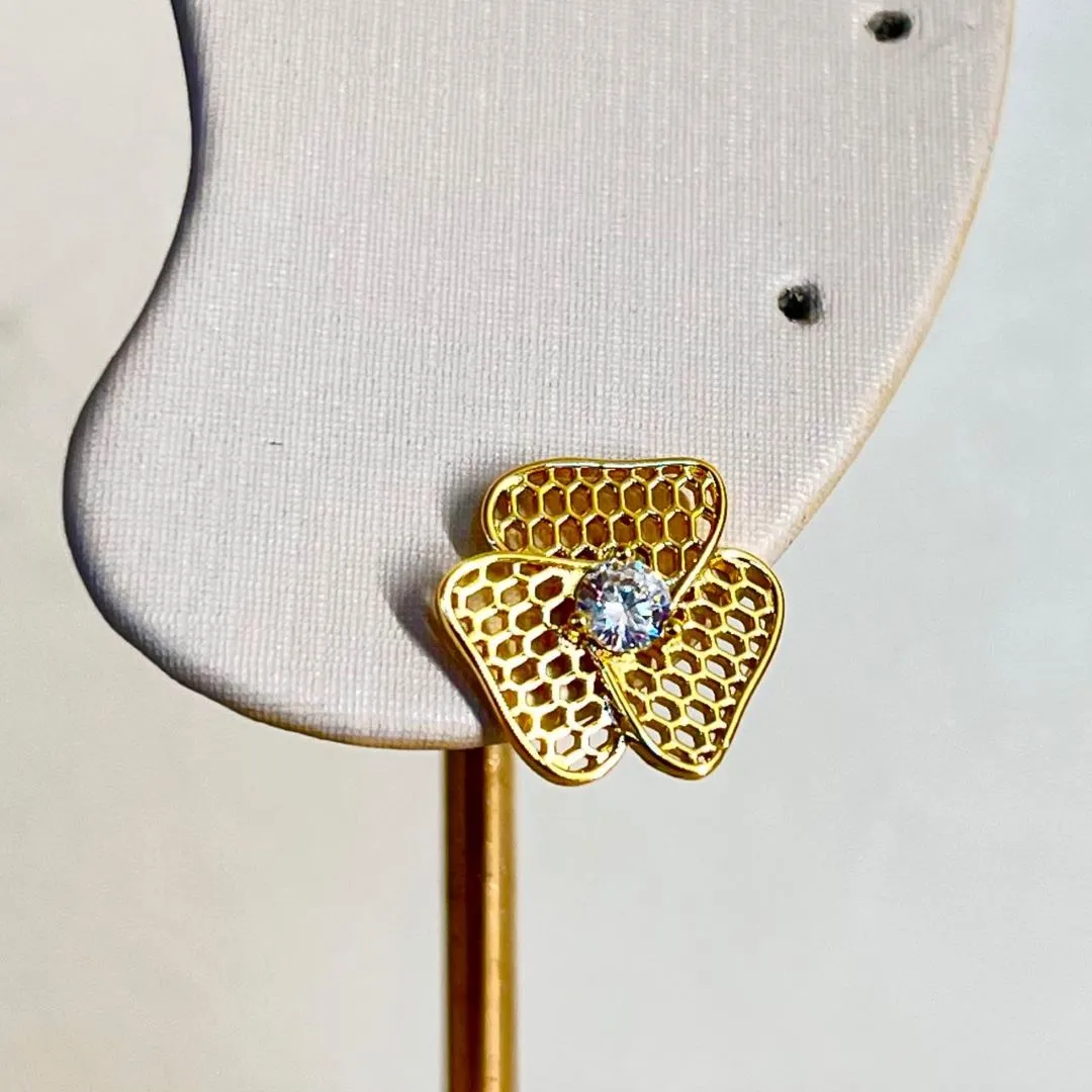 Brinco Flor Vazada com Zircônia no Centro