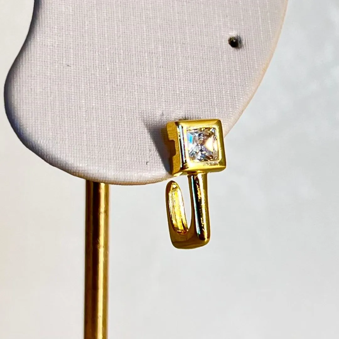 Brinco Meia Argola com Zircônia Quadrada