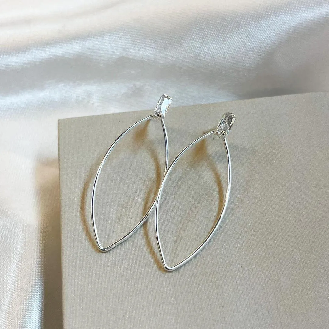 Brinco Oval Pendurado com Zircônia