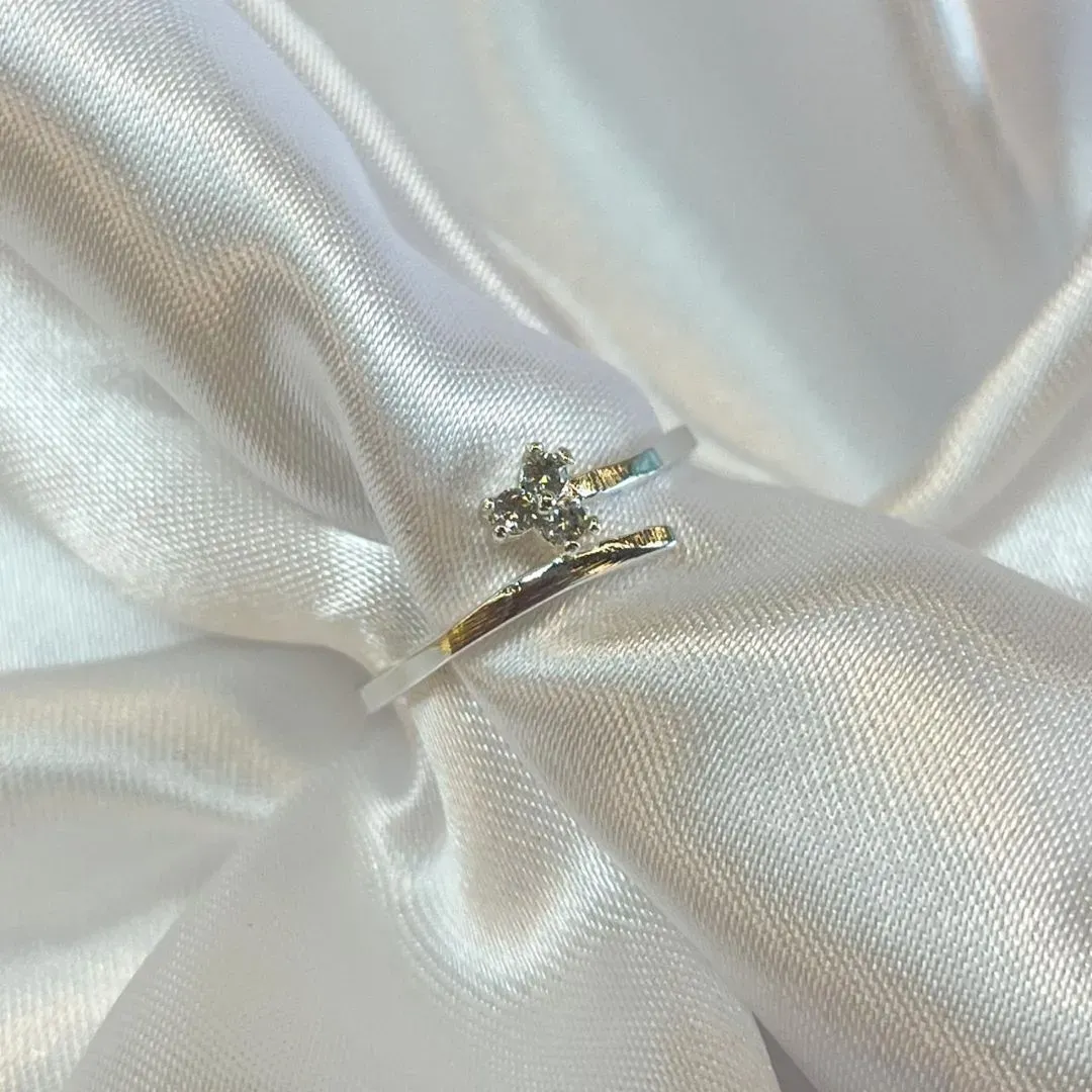 Anel Flor com Três Zircônias