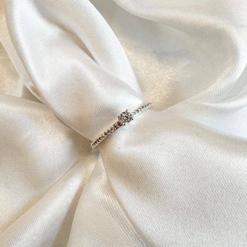 Anel Solitário Aro Cravejado