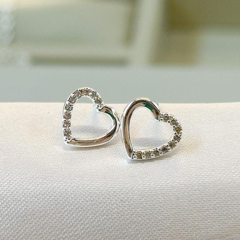 Brinco Coração Vazado Metade Cravejado