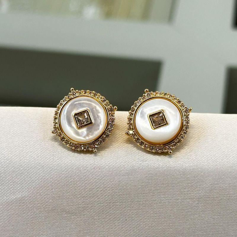 Brinco Madrepérola Circulo Cravejado