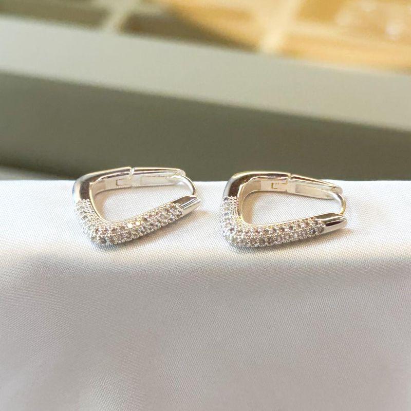 Brinco Argola Triângulo Cravejado