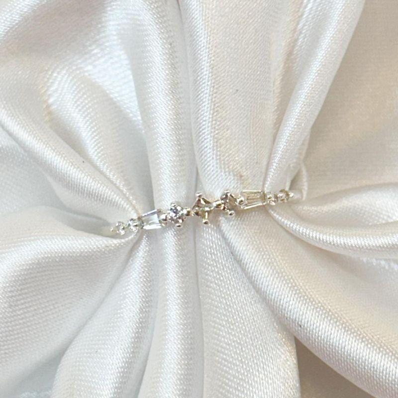 Anel Cravejado com Três Zircônias