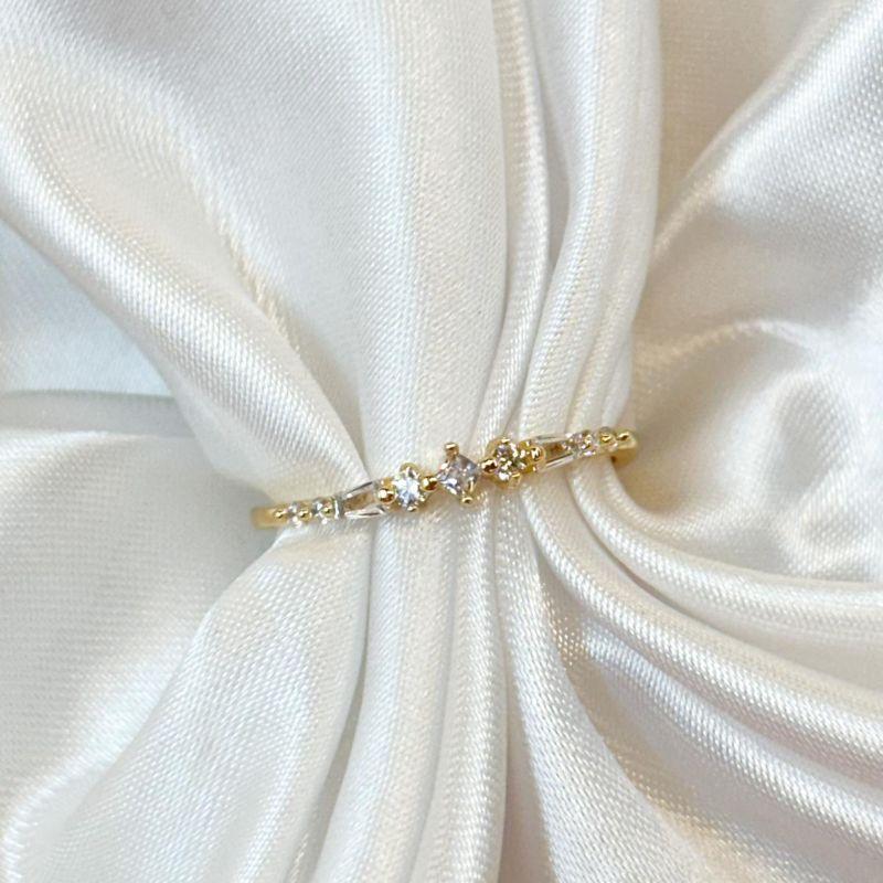 Anel Cravejado com Três Zircônias